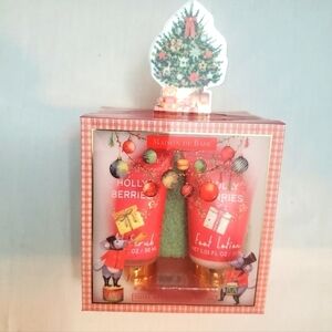 Holly Berries Scented Foot Scrub & Foot Lotion, 1 Pair of Cozy Socks Gift Set